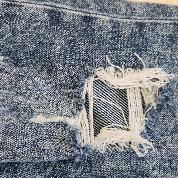 Kancan | EUC High Rise Mom Fit Acid Wash Distressed Jeans Size 5 / 26 - Picture 8 of 10